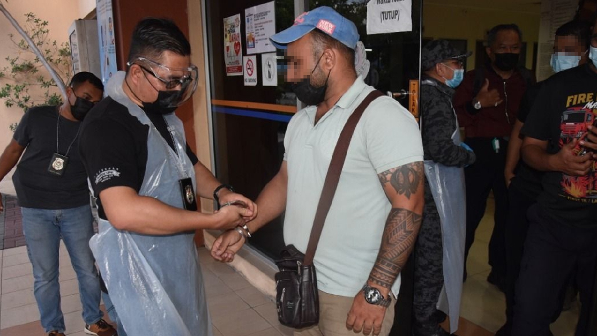 ANTARA warga asing yang diperiksa dalam Operasi Dandan di enam premis gunting rambut di Subang Jaya, semalam. FOTO ihsan JIM