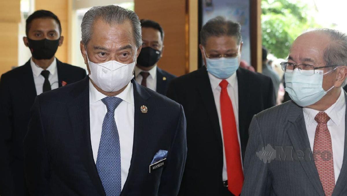 TAN Sri Muhyiddin Yaasin di sambut oleh Datuk Amar Douglas Embas ketika tiba Majlis Perjumpaan Khas Perdana Menteri Bersama Penjawat Awam di Kuching. FOTO Nadim Bokhari