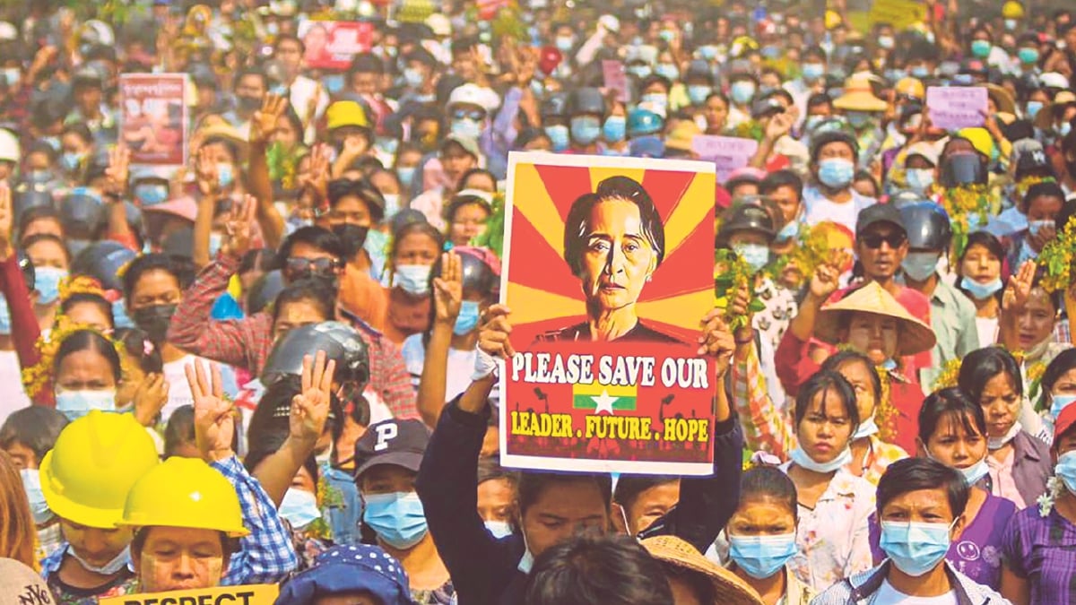 PESERTA demonstrasi menunjukkan poster Aung San Suu Kyi ketika menyertai tunjuk perasaan di Monywa, Sagaing, Myanmar