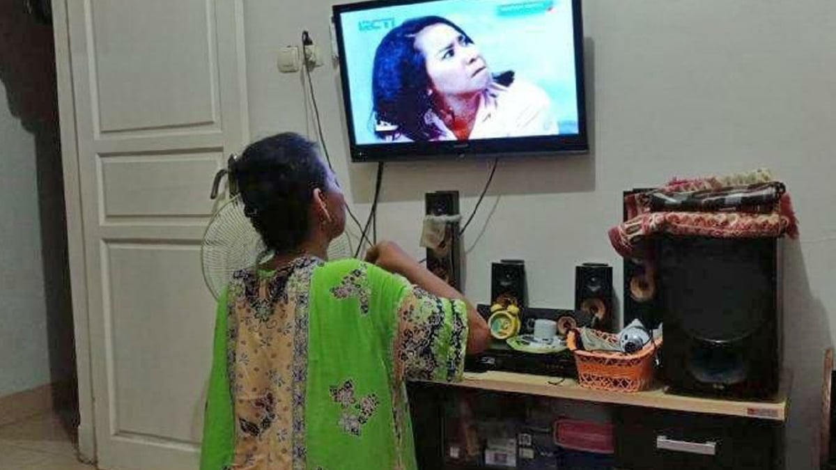 SAIROH sanggup makan di hadapan televisyen ketika menonton Ikatan Cinta. 