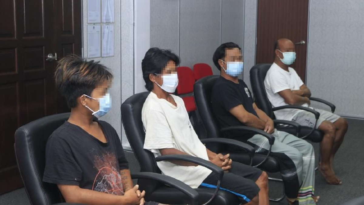 APMM Negeri Kelantan menyerahkan empat nelayan warganegara Vietnam yang diselamatkan dalam kejadian bot karam kepada wakil kedutaan negara itu di Ibu Pejabat Maritim Malaysia Negeri Kelantan di Tok Bali, Pasir Puteh. FOTO  ihsan APMM