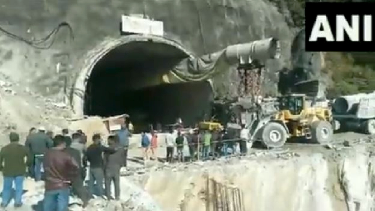 Sekurang-kurangnya 40 pekerja binaan terperangkap selepas terowong jalan yang mereka bina runtuh di utara India, semalam. FOTO ANI