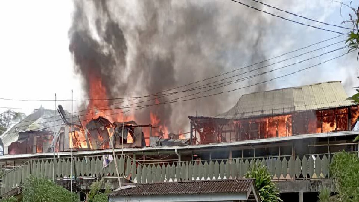 Rumah panjang di Kampung Krusen Siu musnah dalam kebakaran hari ini. FOTO IHSAN JBPM