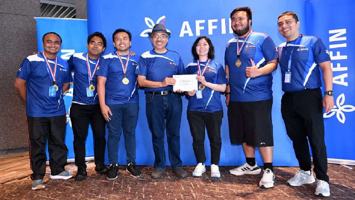 Pemenang tempat pertama ‘Affin Treasure Trails’ bersama Pengerusi Affin Bank Berhad, Datuk Agil Natt (tengah) dan Pengarah Eksekutif, Perbendaharaan Kumpulan Affin Bank Berhad, Hanif Ghulam Mohammed (kanan). FOTO Ihsan Affin