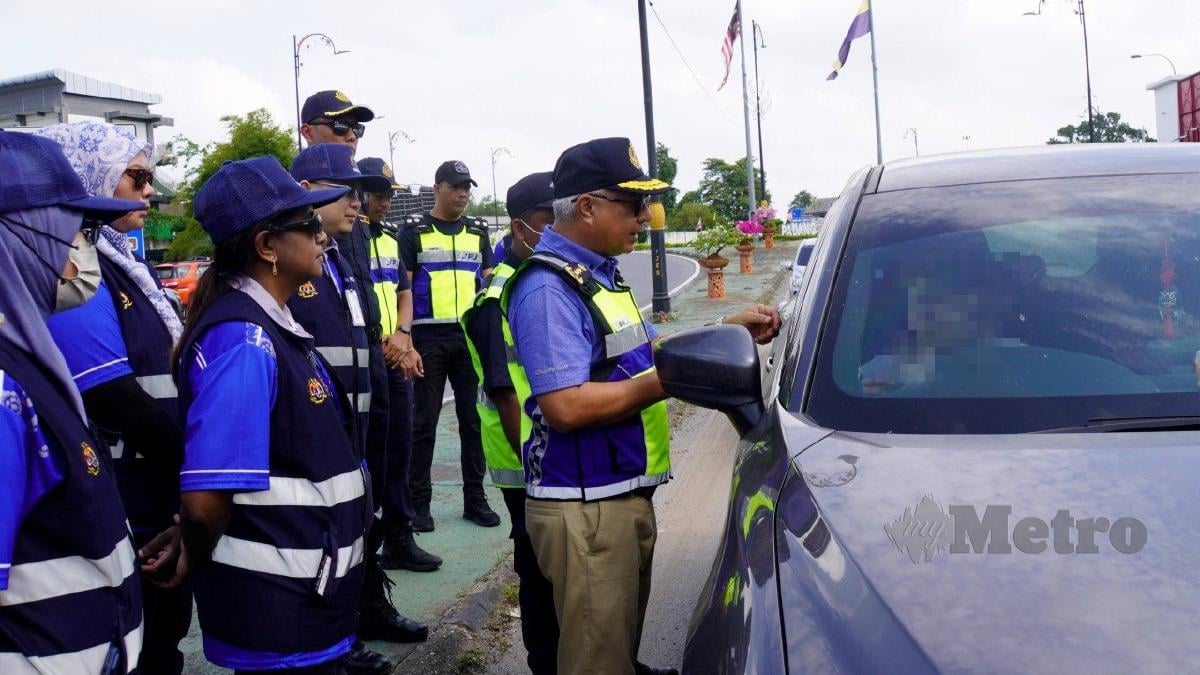 Pengarah Kanan Penguatkuasa Jabatan Pengangkutan Jalan (JPJ) Malaysia, Datuk Lokman Jamaan sedang meninjau perjalanan Ops Khas Kenderaan dan Premis Pelancongan Zon Utara di Bulatan Padang Besar. FOTO AIZAT SHARIF
