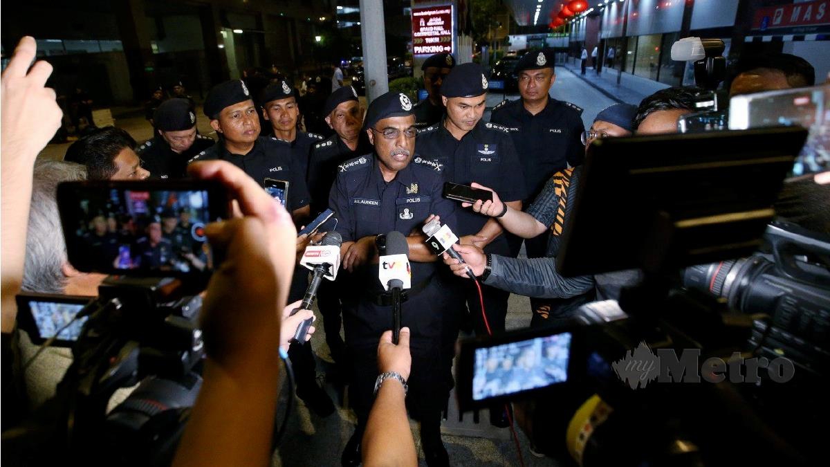 Ketua Polis Kuala Lumpur, Datuk Allaudeen Abdul Majid ketika program Walkabout Ketua Polis Kuala Lumpur di Kawasan Pentadbiran Balai Polis Chow Kit di Lorong Haji Taib. FOTO EIZAIRI SHAMSUDIN