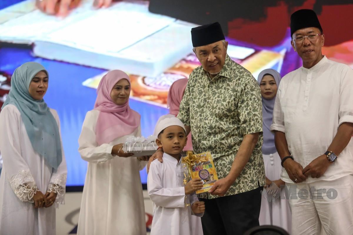 Timbalan Perdana Menteri, Datuk Seri Dr. Ahmad Zahid Hamidi (dua kanan) bersama Ketua Pengarah KEMAS, Datuk Ahmad Kamal Idris Mohd Nawawi (kanan) menerima buku modul Pra Tahfiz pada majlis Pelancaran Program Pra Tahfiz Peringkat KEMAS Negeri Terengganu Universiti Malaysia Terengganu (UMT). FOTO GHAZALI KORI