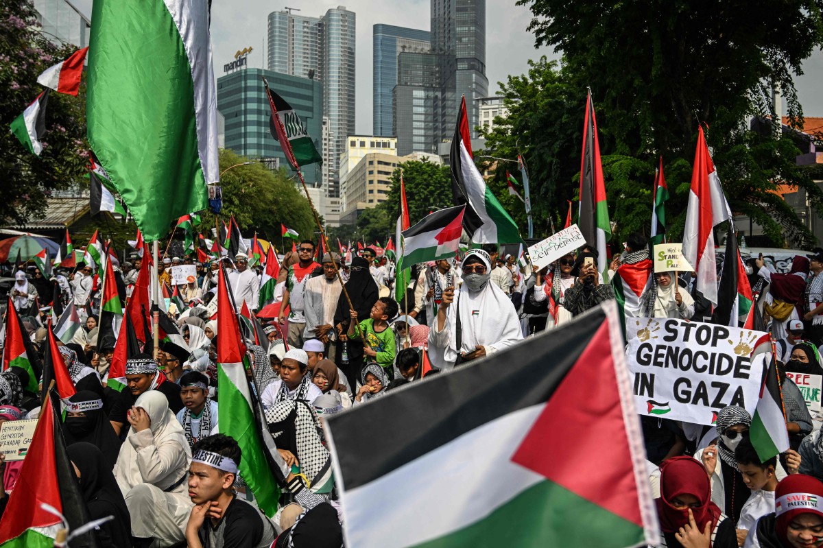 Orang ramai mengambil bahagian dalam perhimpunan besar-besaran menyokong rakyat Palestin di Surabaya pada 12 November 2023. FOTO AFP