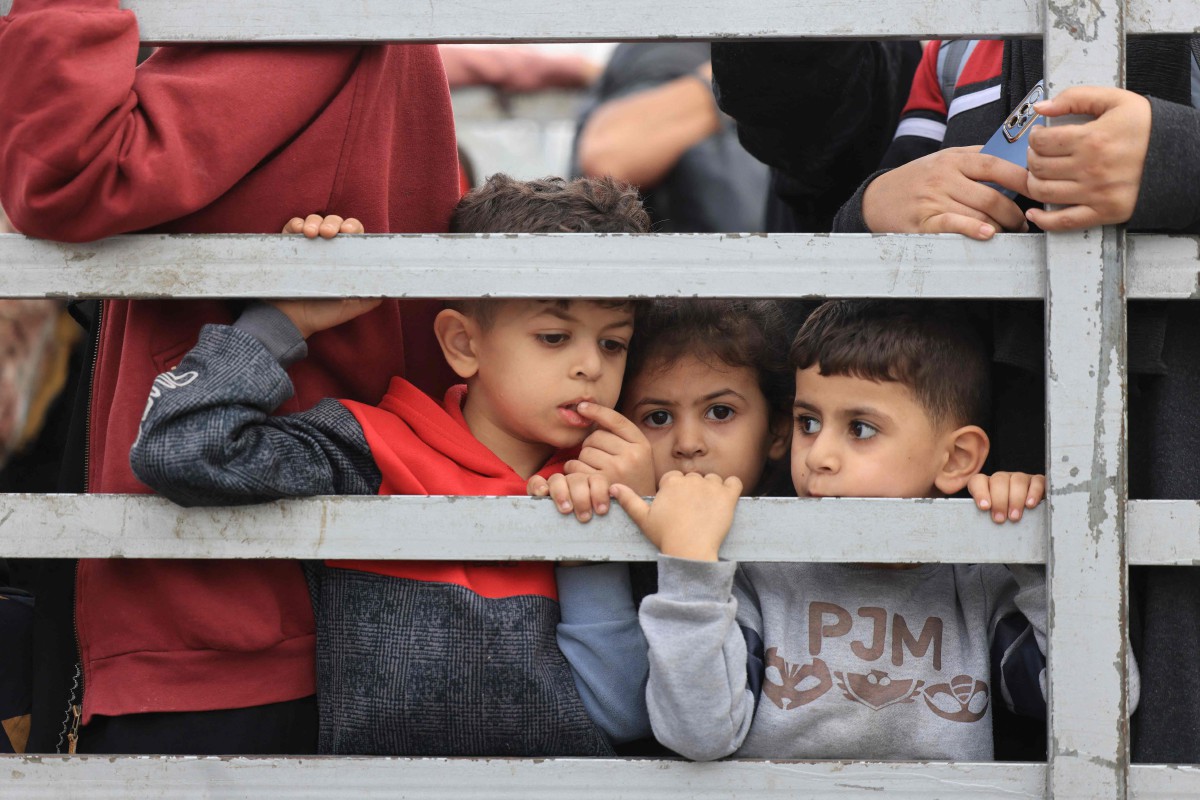 Penduduk Palestin tiba di selatan Kota Gaza pada 12 November 2023, selepas meninggalkan rumah mereka di Bandar Gaza dan Semenanjung Gaza Utara di tengah-tengah pertempuran berterusan antara Israel dan Hamas. FOTO AFP