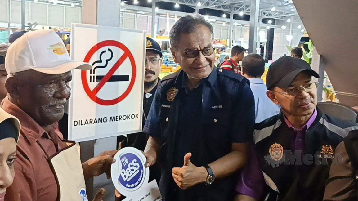 Datuk Seri Dr Dzulkefly Ahmad melakukan tinjauan sambil menyerahkan plak Pengiktirafan BeSS dan edaran tanda larangan merokok kepada dan pengusaha gerai di Kompleks Komalaut 2, Kuala Perlis. FOTO AIZAT SHARIF