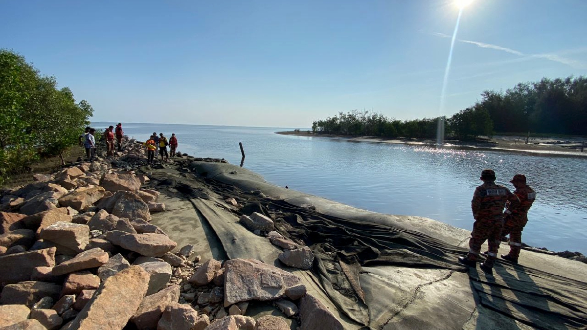 Lokasi lelaki ditemui lemas selepas tergelincir di muara Pantai Bagan Lalang, Sungai Pelek, Sepang, hari ini. FOTO Ihsan Bomba