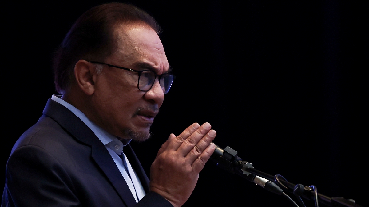 Datuk Seri Anwar Ibrahim berucap ketika pada majlis perhimpunan warga Kementerian Kewangan (MOF). FOTO BERNAMA