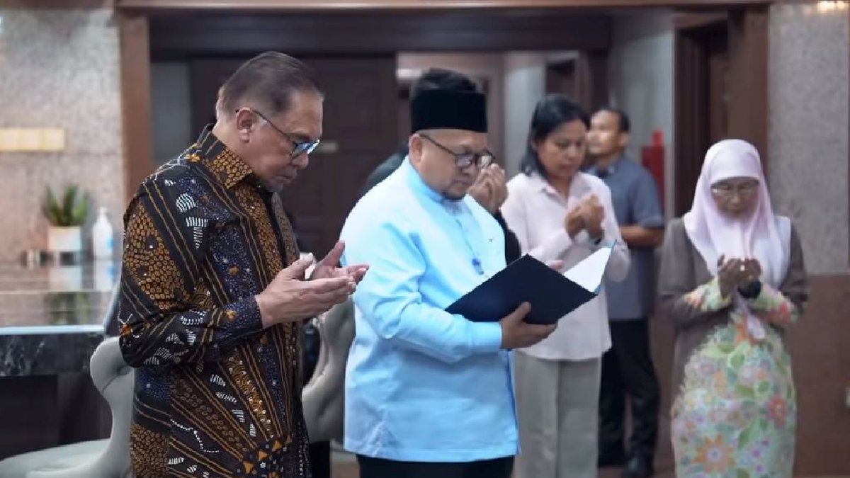 Doa selamat dibaca sebelum Datuk Seri Anwar Ibrahim menaiki pesawat bersama Datuk Seri Dr Wan Azizah Wan Ismail. FOTO Ihsan Facebook Datuk Seri Anwar Ibrahim