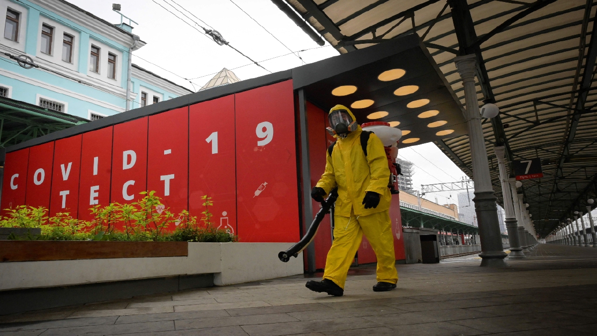 PETUGAS memakai PPE melakukan sanitasi di Stesen Kereta Api Moscow Belorussky. FOTO AFP