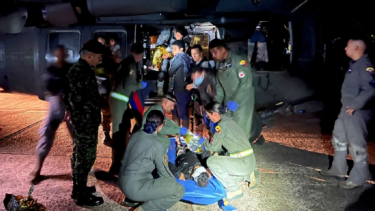 PASUKAN Tentera Udara Colombian memberi rawatan kepada salah seorang kanak-kanak yang terselamat. FOTO Colombian Air Force/REUTERS