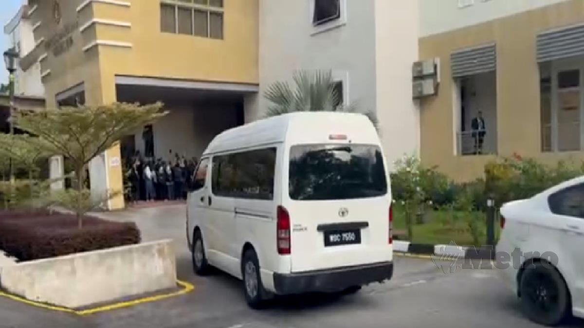 Dua kereta dan sebuah van yang dipercayai membawa datuk, nenek dan kedua ibu bapa kanak-kanak autistik Zayn Rayyan Abdul Matiin, tiba di Kompleks Mahkamah Petaling Jaya, di sini, hari ini. FOTO Hafidzul Hilmi Mohd Noor