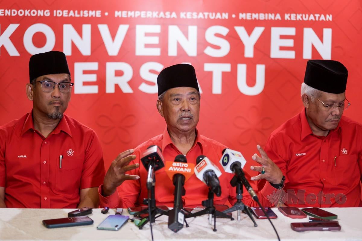 Presiden BERSATU, Tan Sri Muhyiddin Yassin (tengah) bersama Timbalannya, Datuk Seri Ahmad Faizal Azumu (kiri) dan Setiausaha Agung, Datuk Seri Hamzah Zainudin ketika sedang media pada Konvensyen Parti Pribumi Bersatu Malaysia (BERSATU) 2024 di DCC IDEAL Convention Centre Selayang. FOTO ASWADI ALIAS