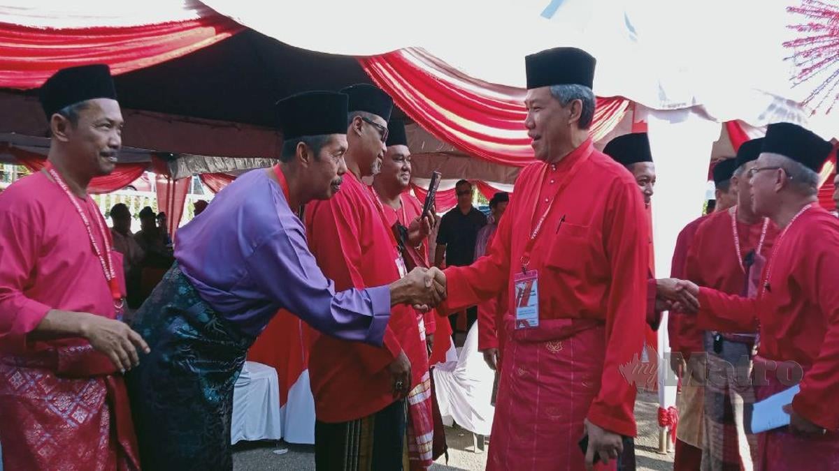 Mohamad Hasan beramah mesra bersama perwakilan UMNO bahagian Tenggara. FOTO OMAR AHMAD