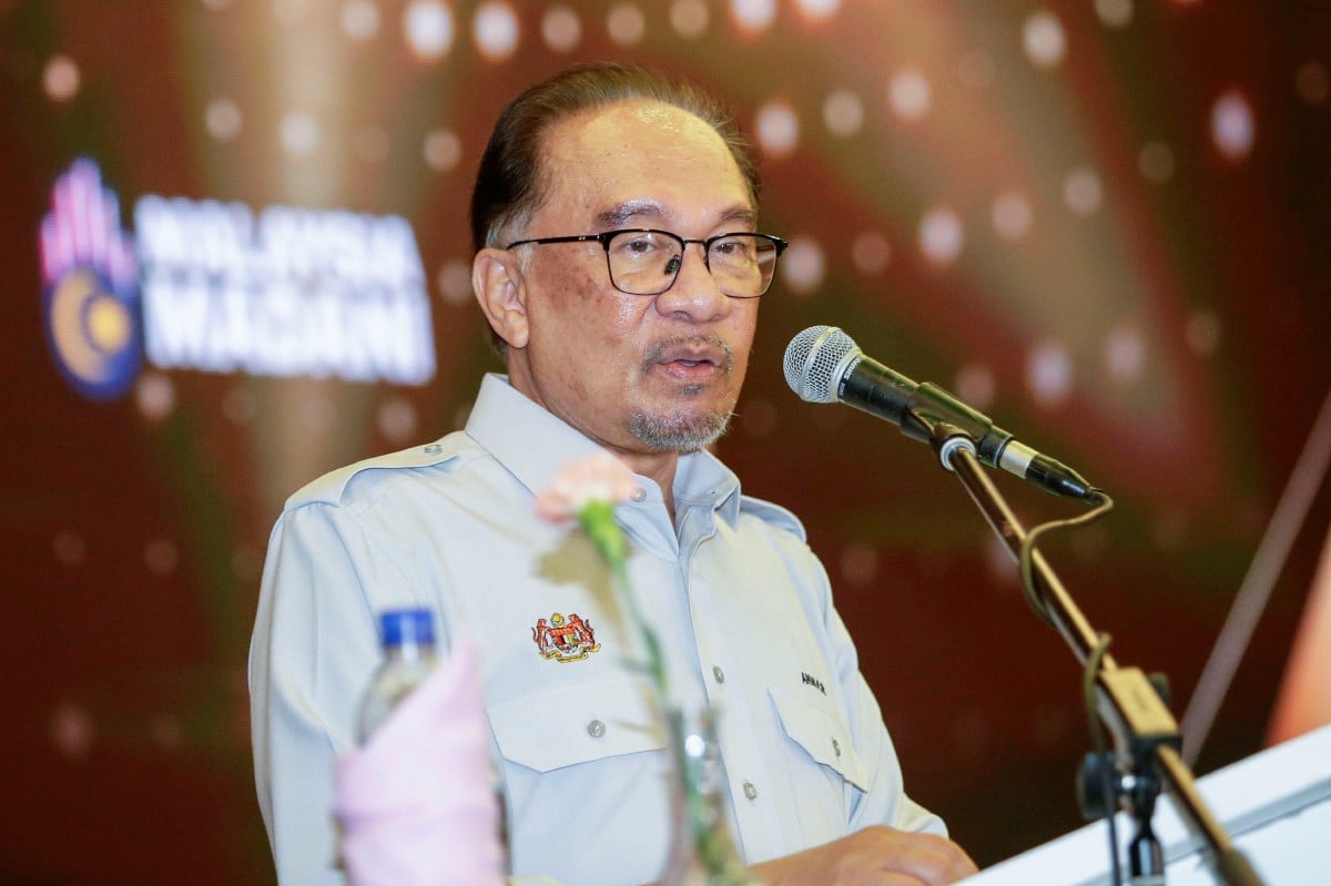 Perdana Menteri, Datuk Seri Anwar Ibrahim menyampaikan ucapan pada Majlis Sambutan Jubli Emas Kesatuan Perkhidmatan Perguruan Kebangsaan Malaysia (NUTP) di Hotel Tenera, Bandar Baru Bangi. FOTO AIZUDDIN SAAD