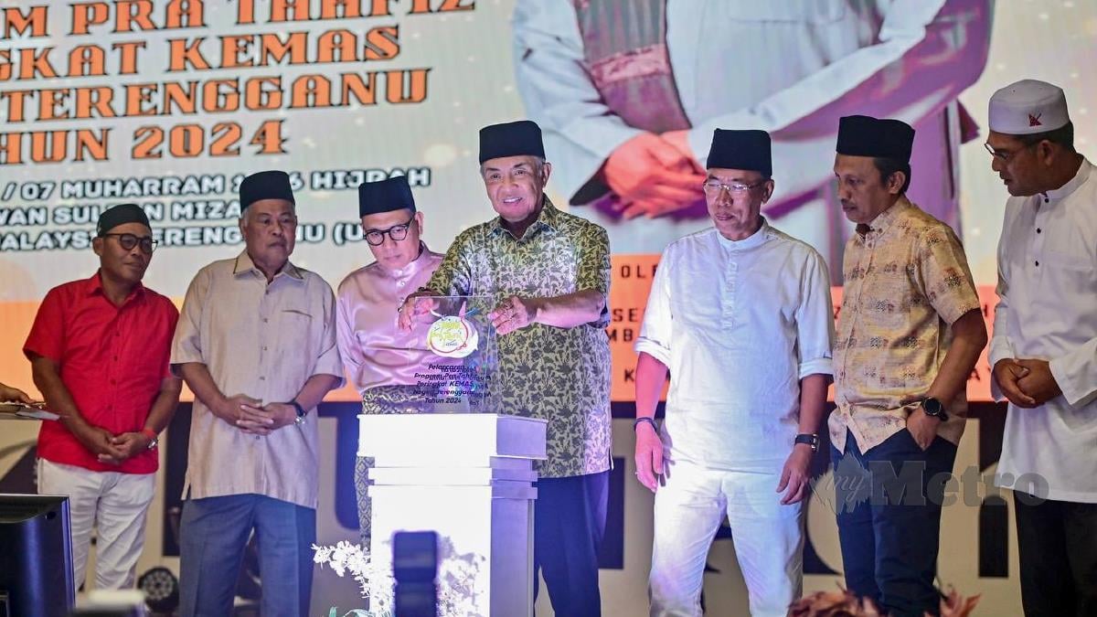 Timbalan Perdana Menteri, Datuk Seri Dr. Ahmad Zahid Hamidi (dua kanan) bersama Ketua Pengarah KEMAS, Datuk Ahmad Kamal Idris Mohd Nawawi (kanan) menerima buku modul Pra Tahfiz pada majlis Pelancaran Program Pra Tahfiz Peringkat KEMAS Negeri Terengganu Universiti Malaysia Terengganu (UMT). FOTO GHAZALI KORI