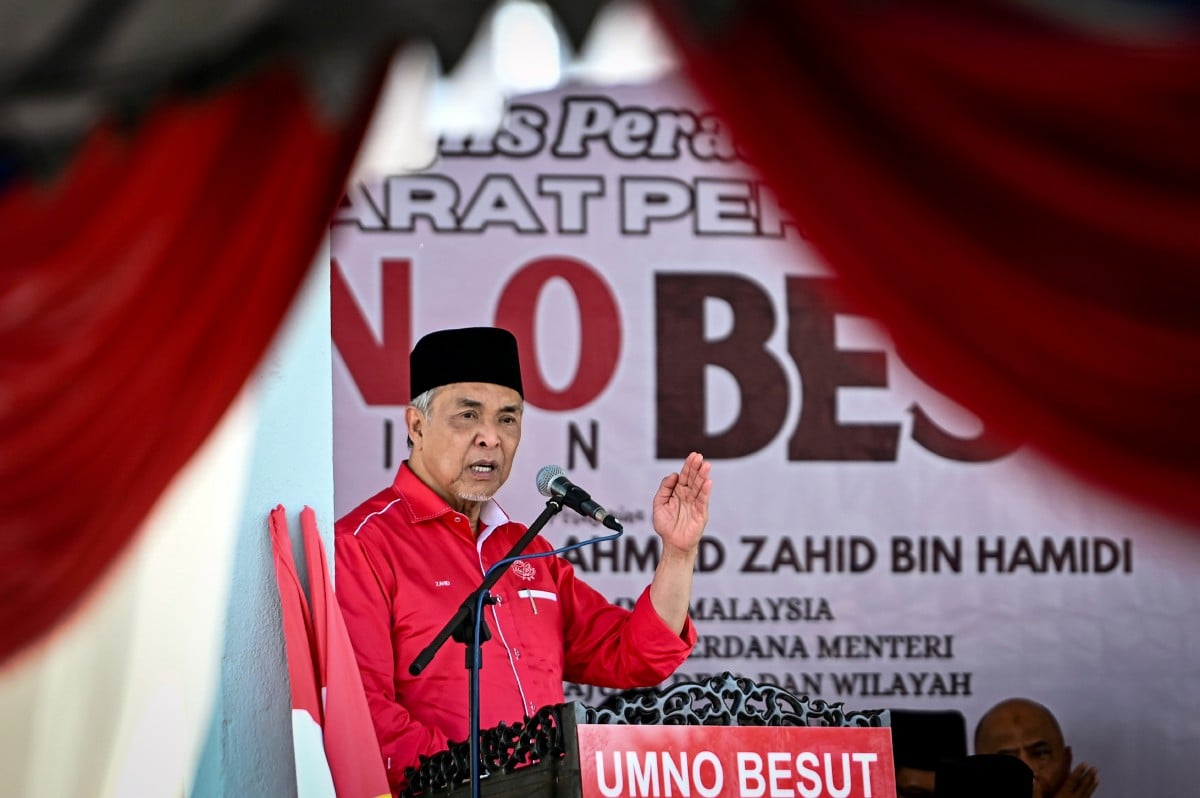 Presiden UMNO Datuk Seri Dr Ahmad Zahid Hamidi berucap pada Perasmian Mesyuarat Perwakilan UMNO Bahagian Besut di Kem Seri Keluang hari ini. FOTO BERNAMA