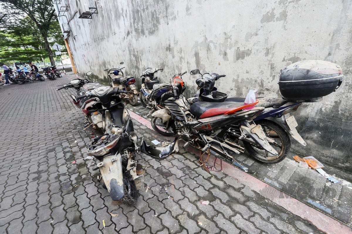 Antara motosikal yang rosak teruk akibat banjir ditinggalkan di lorong premis perniagaan ketika tinjauan pascabanjir di sekitar Taman Sri Muda. FOTO Owee Ah Chun 