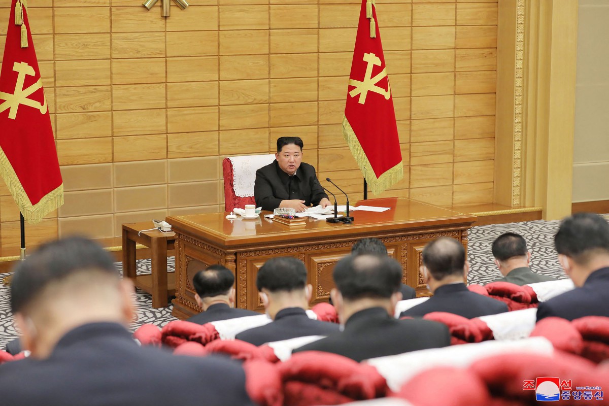 Kim Jong Un menyertai mesyuarat mengenai rancangan kecemasan bagi mengekang penularan Covid-19 di Pyongyang. - FOTO AFP