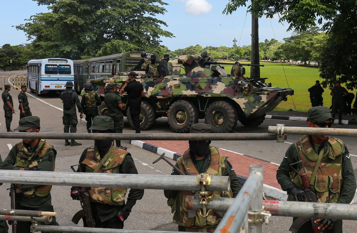 Anggota tentera Sri Lanka berkawal berhampiran bangunan parlimen. - FOTO AFP