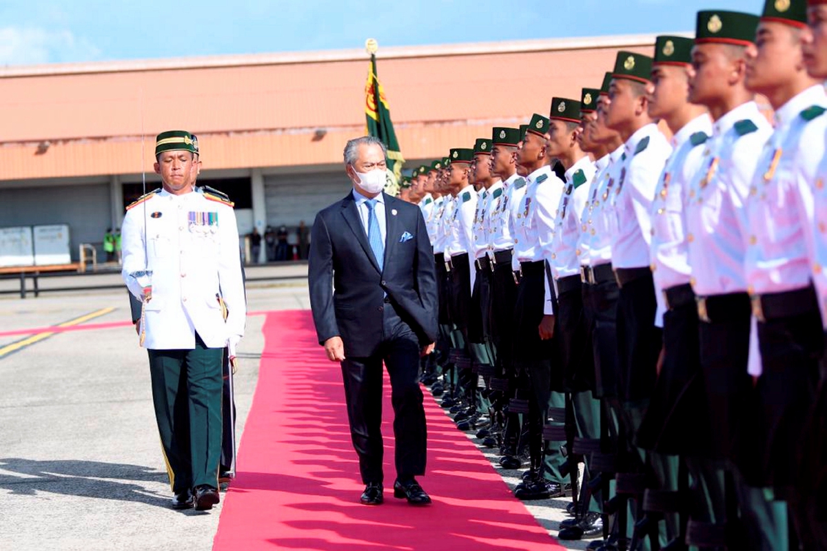 TAN Sri Muhyiddin Yassin memeriksa kawalan kehormat Angkatan bersenjata Diraja Brunei, Perdana Menteri dan isteri Puan Sri Noorainee Abdul Rahman tiba di Lapangan Terbang Antarangsa Bandar Seri Begawan sempena lawatan rasmi dua hari. FOTO PMO