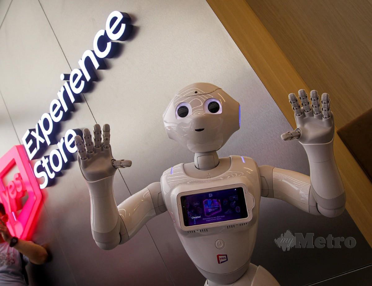 Robot yang diberi nama Pepper memberi gaya spontan ketika pelancaran Pusat Pengalaman Yes. - FOTO NSTP