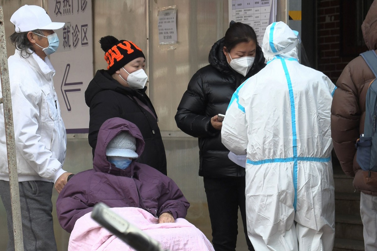 Sebahagian orang ramai yang beratur di klinik demam di Beijing. - FOTO AFP