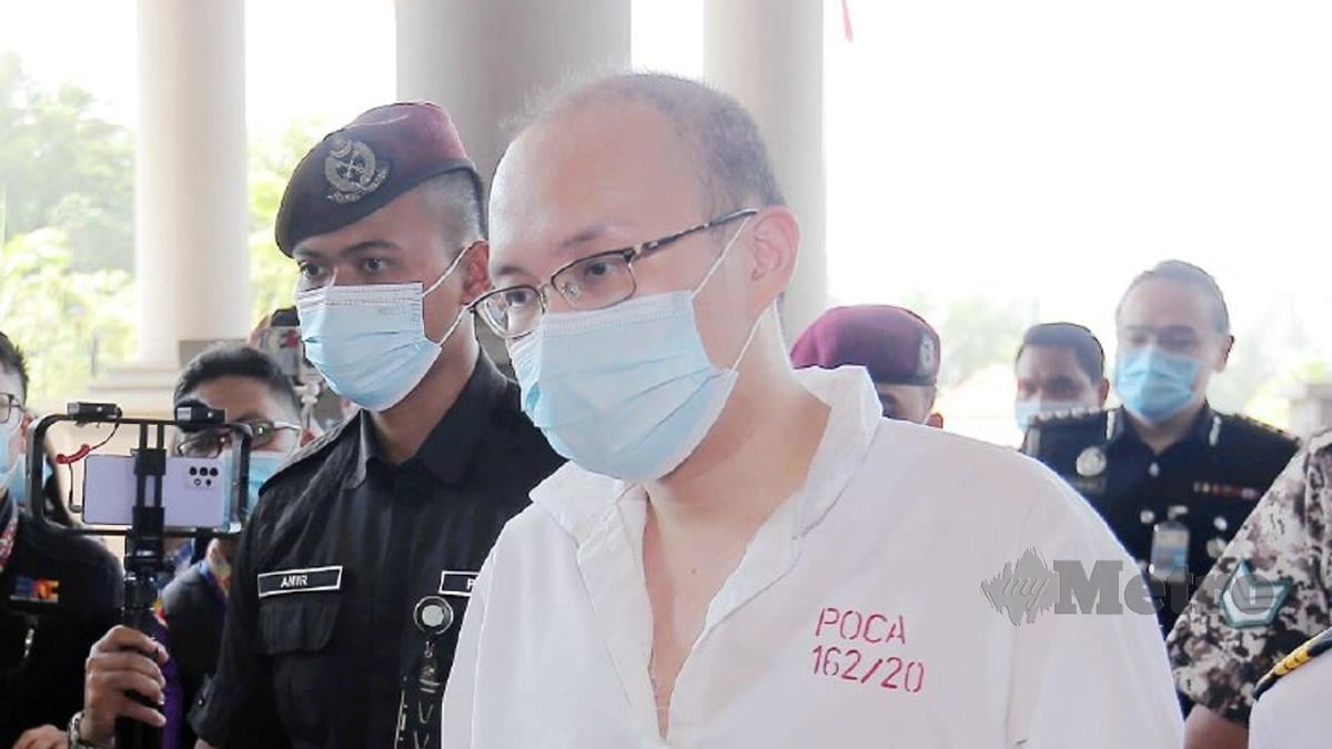 ALVIN Goh dibawa oleh anggota Jabatan Imigresen Malaysia dan Penjara Malaysia ke Mahkamah Sesyen atas pertuduhan pengubahan wang haram (MACAU SCAM).  FOTO Saifullizan Tamadi