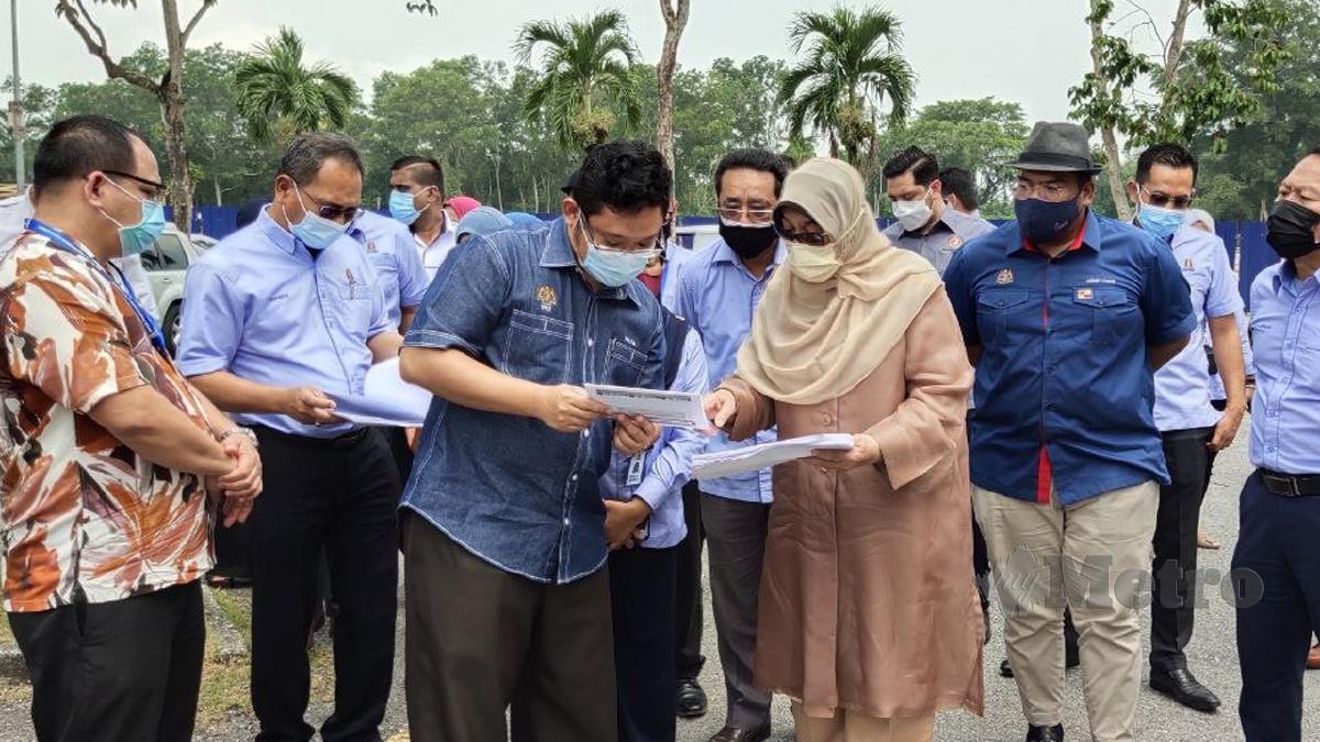 DATUK Zuraida Kamaruddin mengadakan lawatan ke flat Taman Langat Utama sempena lawatan kerja Menteri Perumahan dan Kerajaan Tempatan ke Majlis Perbandaran Kuala Langat. FOTO Samadi Ahmad