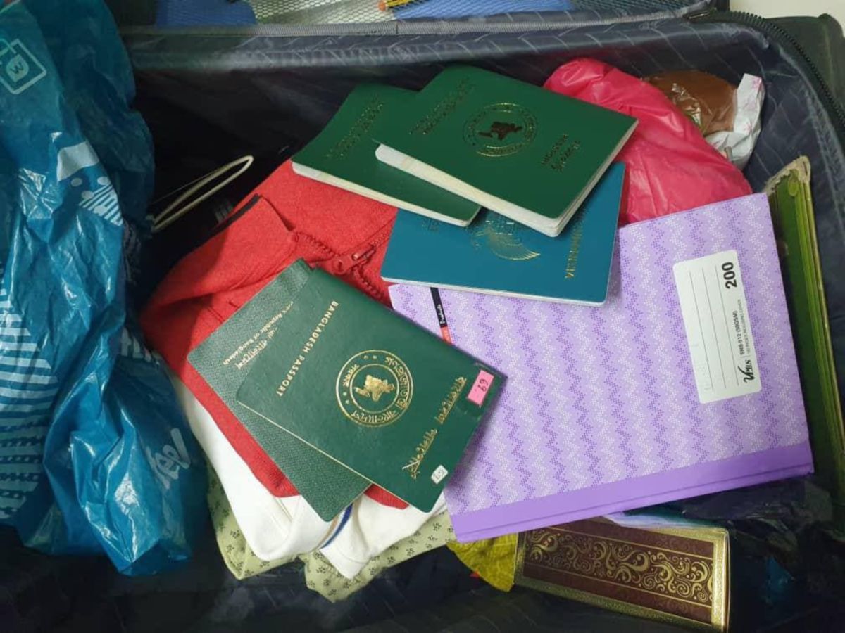 POLIS menumpaskan satu sindiket pemalsuan pasport dengan penahanan tiga lelaki warga Bangladesh yang dikesan melakukan pemalsuan dokumen itu di sebuah rumah di Taman Ampang Utama di sini, Sabtu lalu. FOTO ihsan POLIS