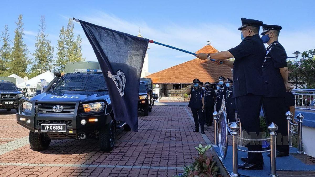 DATUK Seri Mazlan Lazim melakukan "flag off" untuk 30 kenderaan baharu 4WD (1 tan) GS-Cargo Gunasama Operasi yang diserahkan ke Kontinjen Kedah di Ibu Pejabat Polis Kontinjen (IPD) Kedah. FOTO Zuliaty Zulkiffli