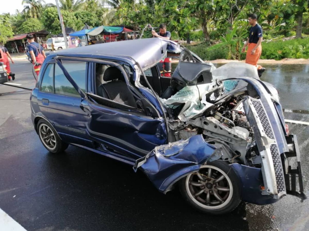 KEADAAN kereta Perodua Kelisa yang dinaiki empat individu termasuk dua kanak-kanak perempuan selepas melanggar bahagian belakang sebuah lori di Kilometer 78 Jalan Klang-Teluk, dekat Parit 7, Sungai Leman, semalam. FOTO ihsan PEMBACA