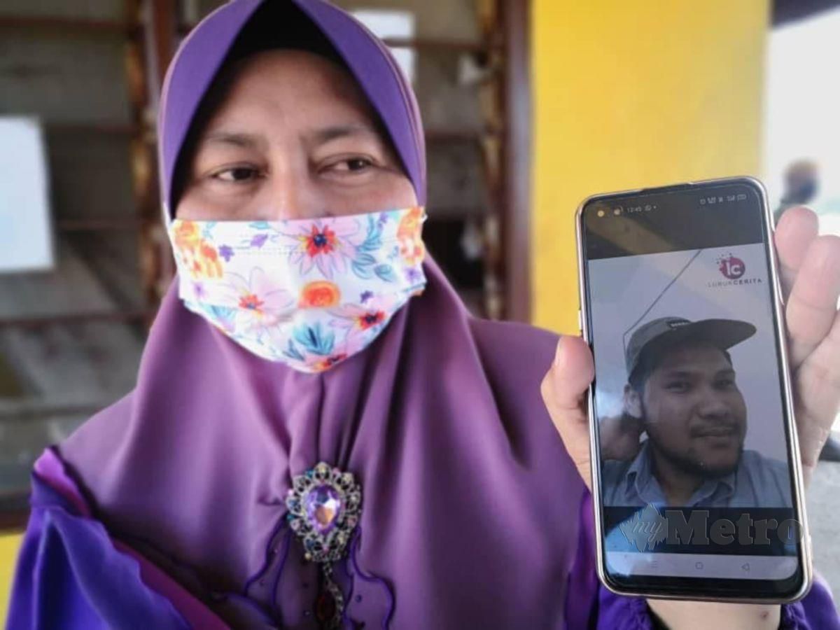 IBU Zulshahmi Danial Zulazman, 26, menunjukkan gambar anaknya yang masih belum ditemui dalam tragedi bot terbalik di Perairan Kuala Besar di sini malam kelmarin. FOTO Siti Rohana Idris