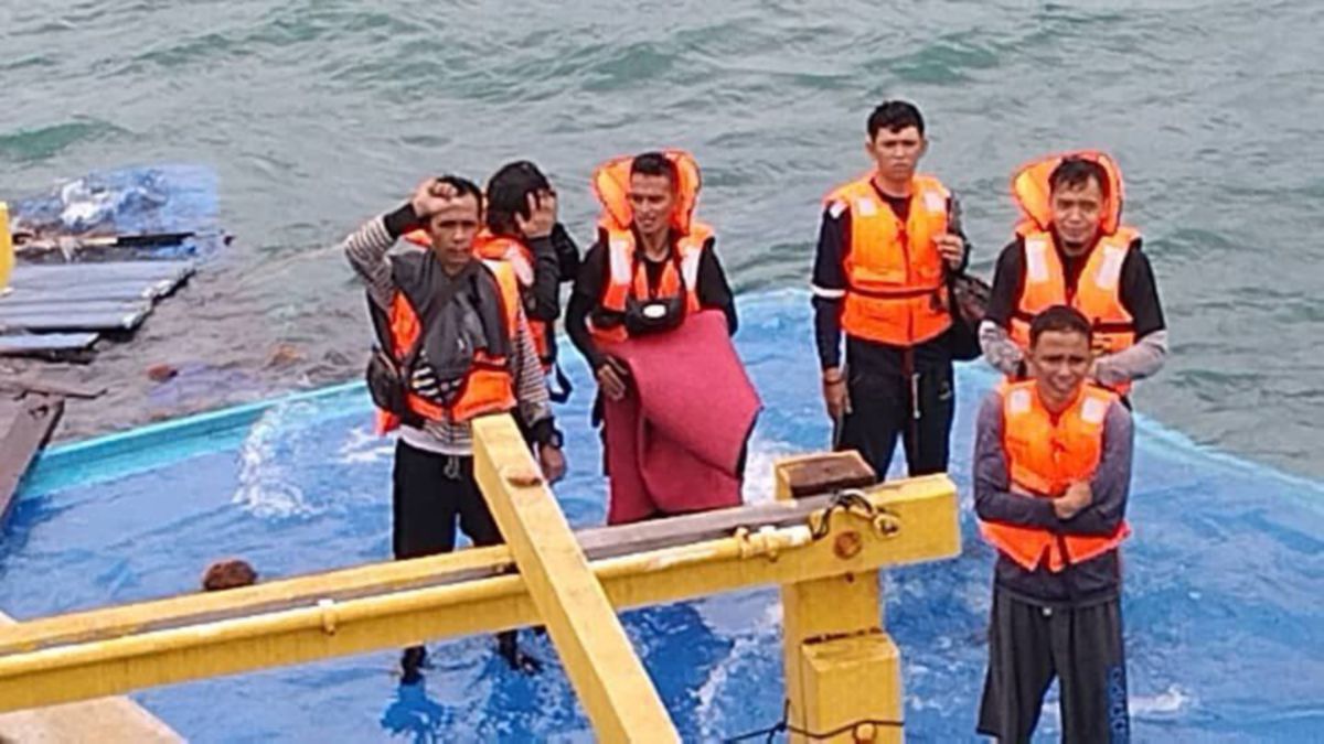 ENAM kru bot Barter Trade pertama berada diatas serpihan bumbung bot sebelum diselamatkan nelayan, selepas bot mereka karam di Perairan Pulau Pisang. FOTO ihsan Maritim Malaysia