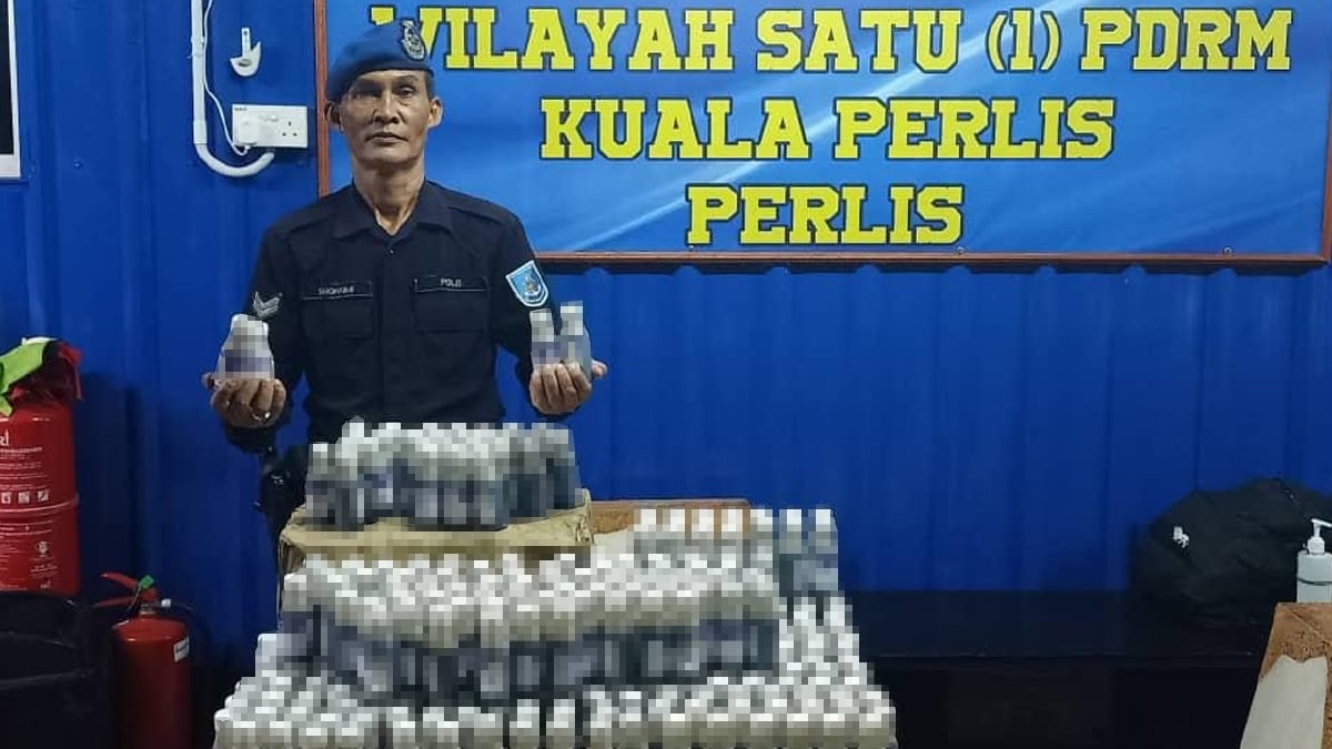 PASUKAN Polis Marin (PPM) Kuala Perlis berjaya menemui 390 botol ubat batuk dipercayai cuba diseludup ke negara ini dari Thailand menggunakan sampan di Kuala Perlis. FOTO ihsan Pasukan Polis Marin Kuala Perlis
