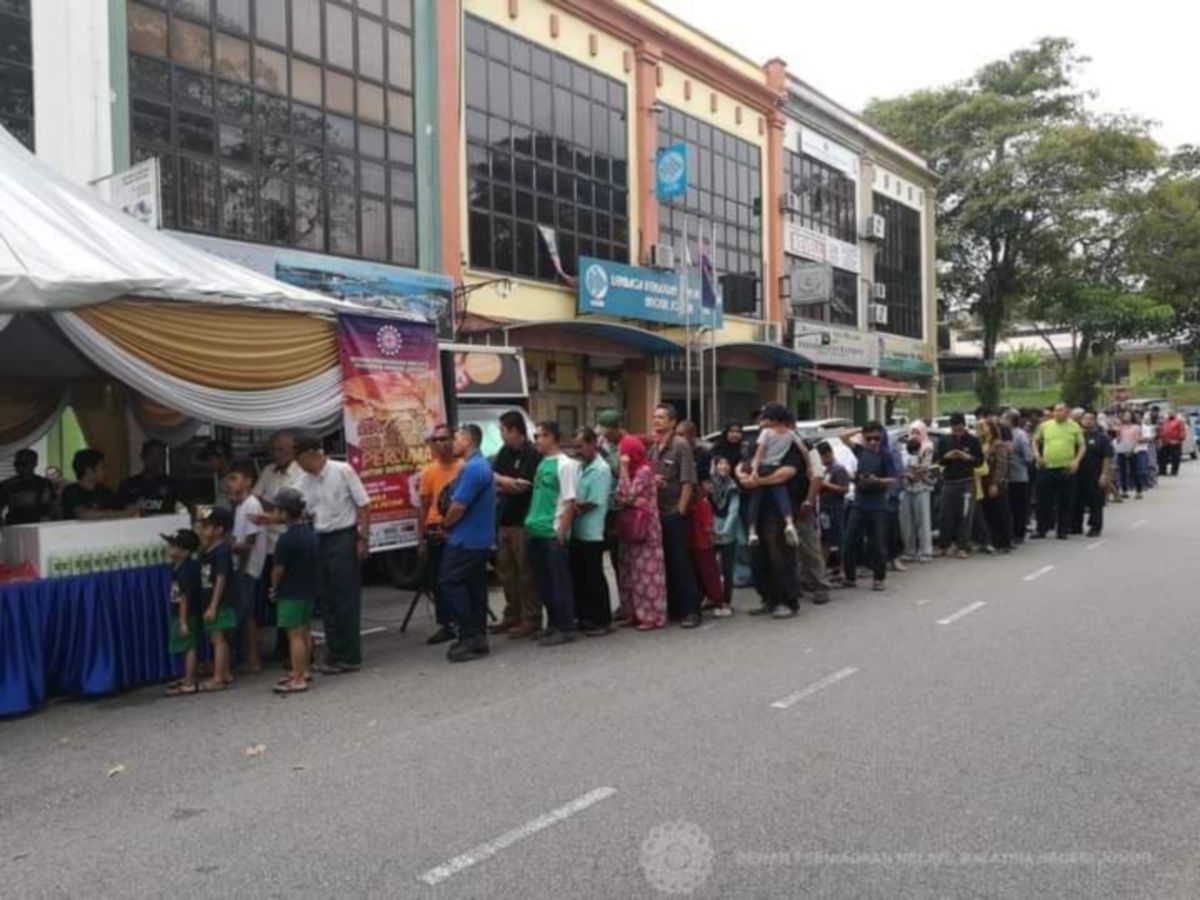 ORANG ramai beratur mendapatkan pek iftar yang diagihkan DPMM Johor pada Ramadan 2018. FOTO ihsan DPMM Johor