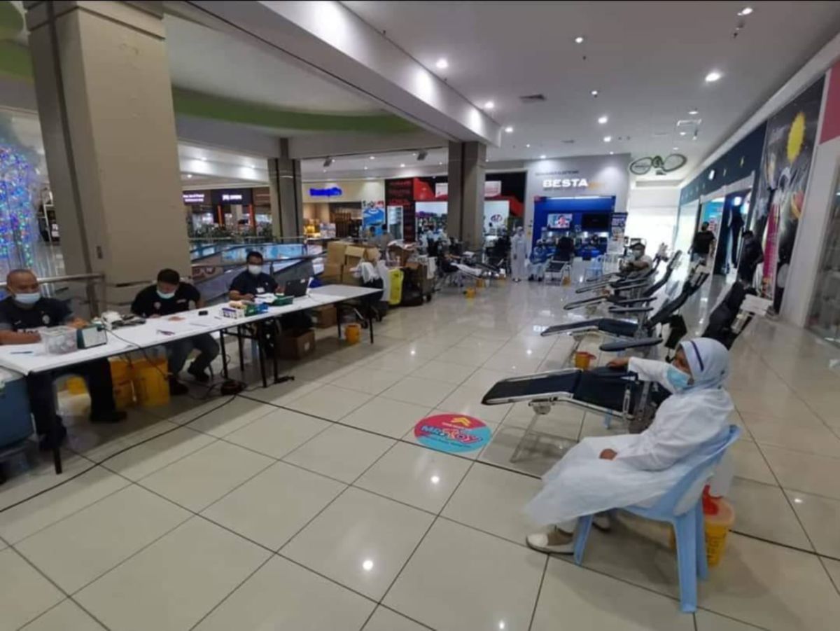 PUSAT Pendermaan Darah yang dibuka di Pusat membeli-belah lengang pada bulan Ramadan. FOTO ihsan Pusat Pendermaan Darah HSAJB
