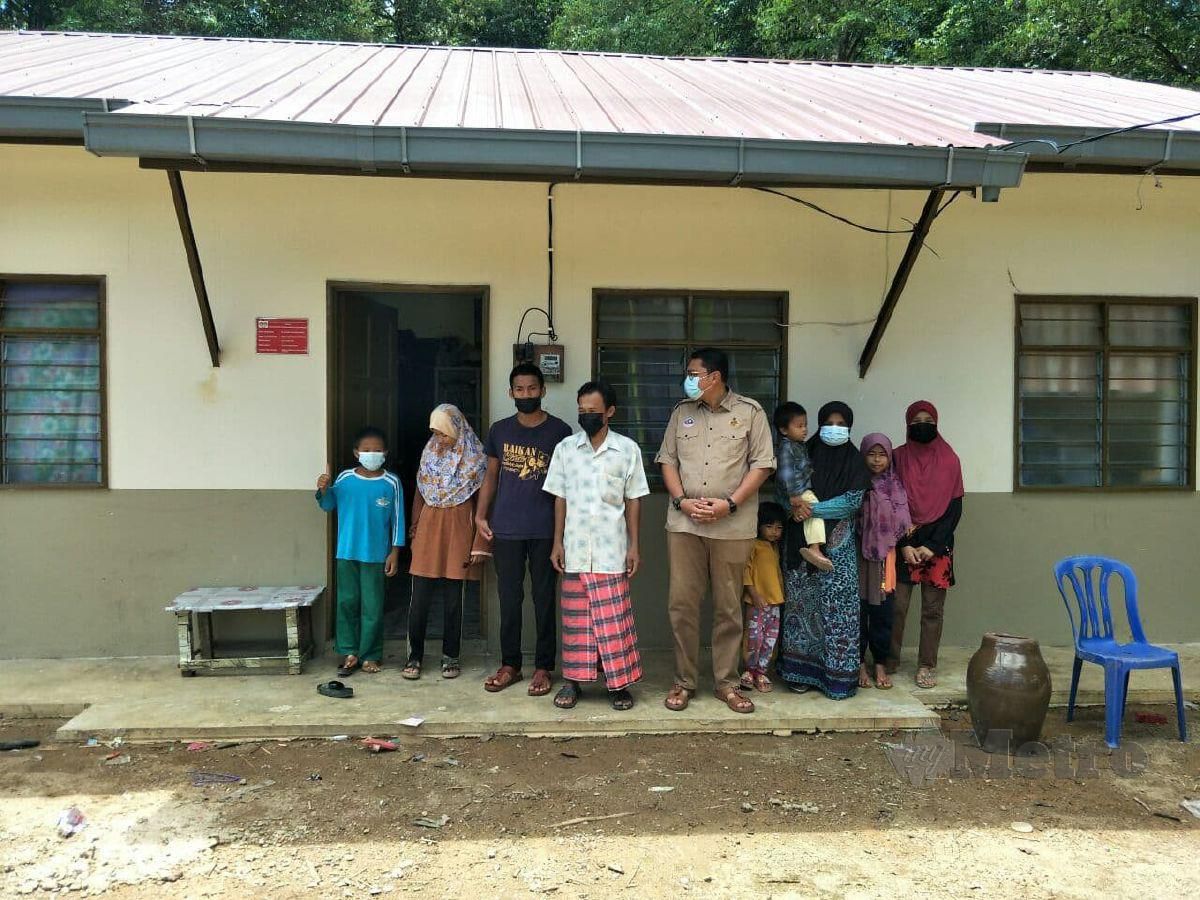 M Busra (empat dari kanan) isteri dan anak bergambar dengan Mohd Syahbuddin apabila berpindah kerumah baharu yang lebih selesa. FOTO Ramli Ibrahim
