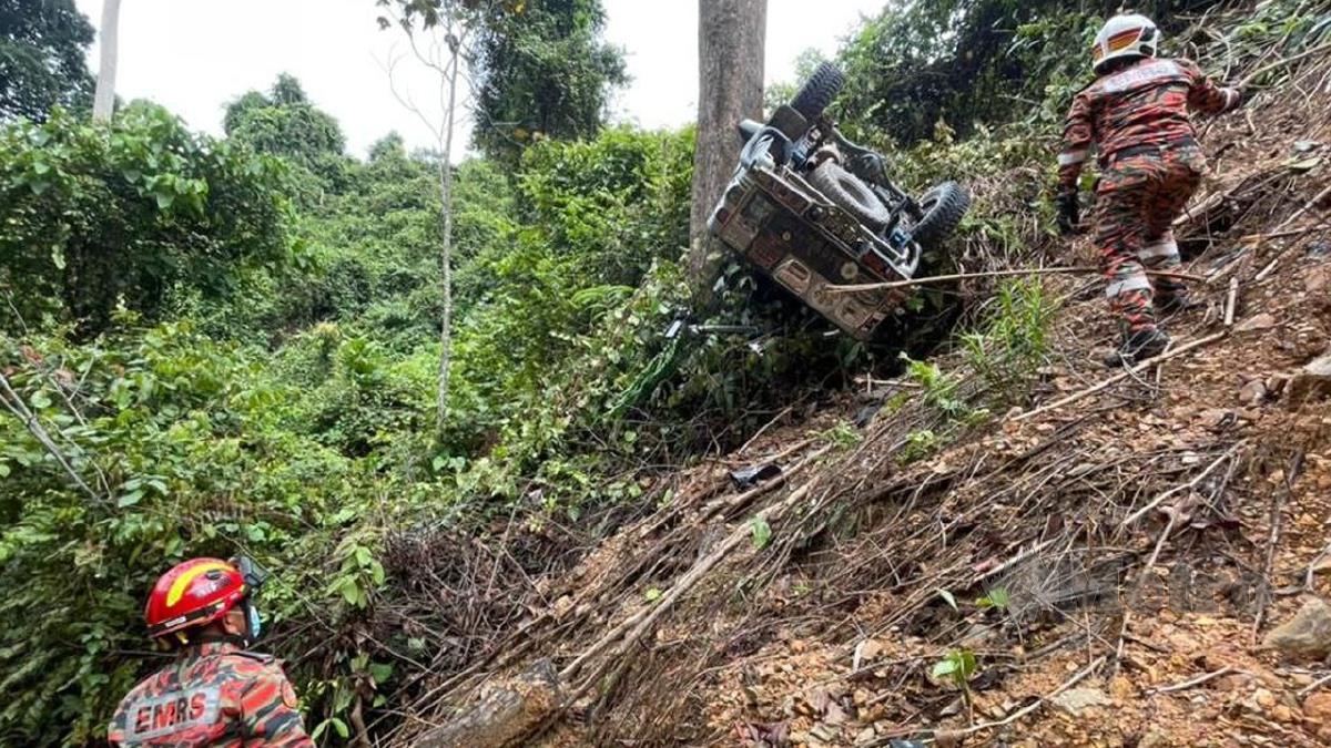 KEADAAN 4WD dinaiki kedua mangsa yang terjatuh ke dalam gaung sedalam 20 meter dan tersangkut pada sepohon kayu dalam kemalangan di Jalan Melinau-Mujong Baleh di Kapit petang semalam.  FOTO Erika George