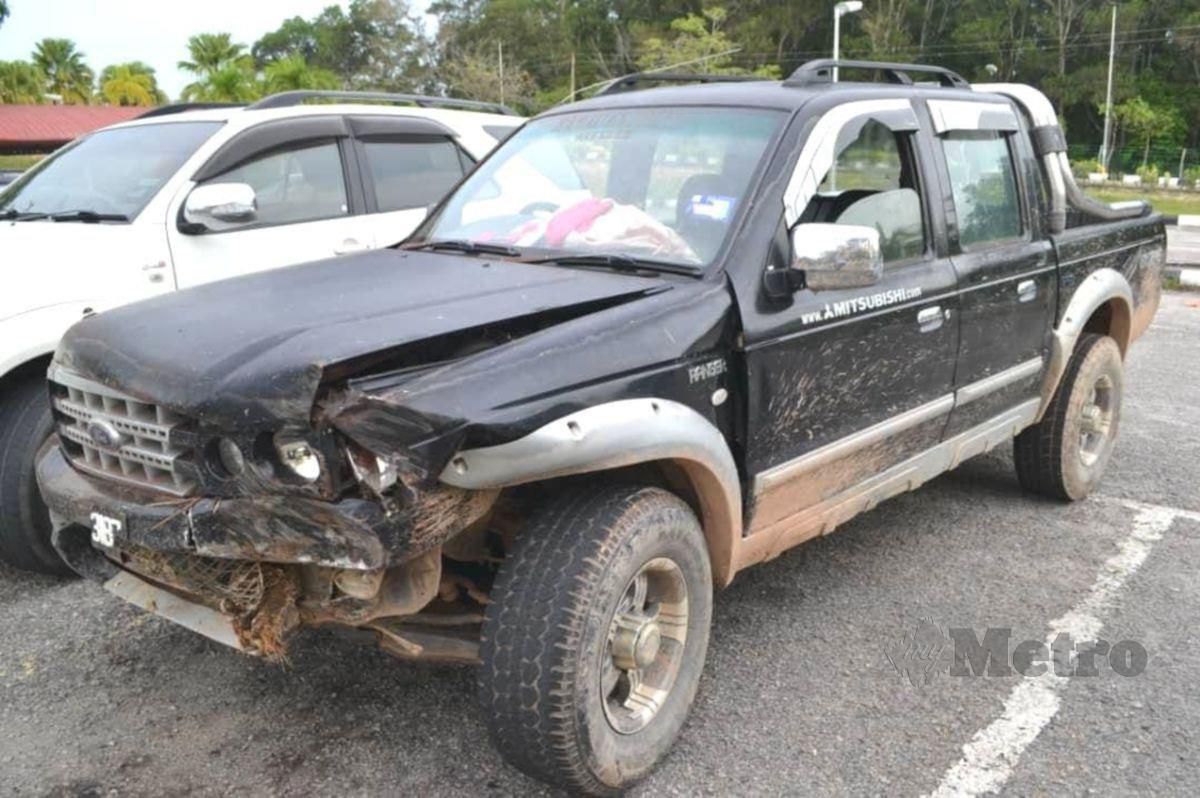 KEADAAN kenderaan pacuan empat roda dipandu Mohd Zamri Md Noh yang terbabit kemalangan di ladang kelapa sawit di FELDA Pasoh Tiga. FOTO Abnor Hamizam Abd Manap