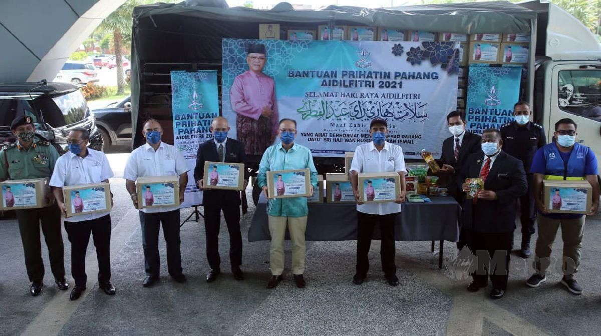 DATUK Seri Wan Rosdy Wan Ismail (tengah) bergambar pada majlis Pelancaran Bantuan Prihatin Pahang Aidilfitri 2021. FOTO Farizul Hafiz Awang