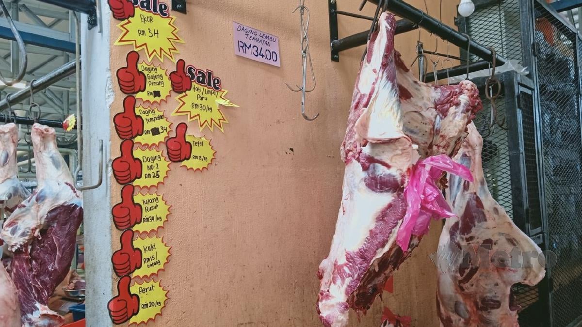 SENARAI harga jualan daging lembu segar yang dipamerkan di sebuah gerai jualan di Pasar Besar Majlis Bandaraya Melaka Bersejarah (MBMB) Bachang. FOTO Nuraliawati Sabri