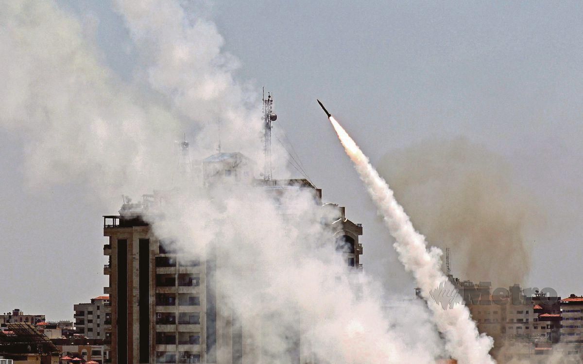 Roket dilancarkan dari Kota Gaza, yang dikendalikan oleh gerakan Hamas Palestin. FOTO AFP