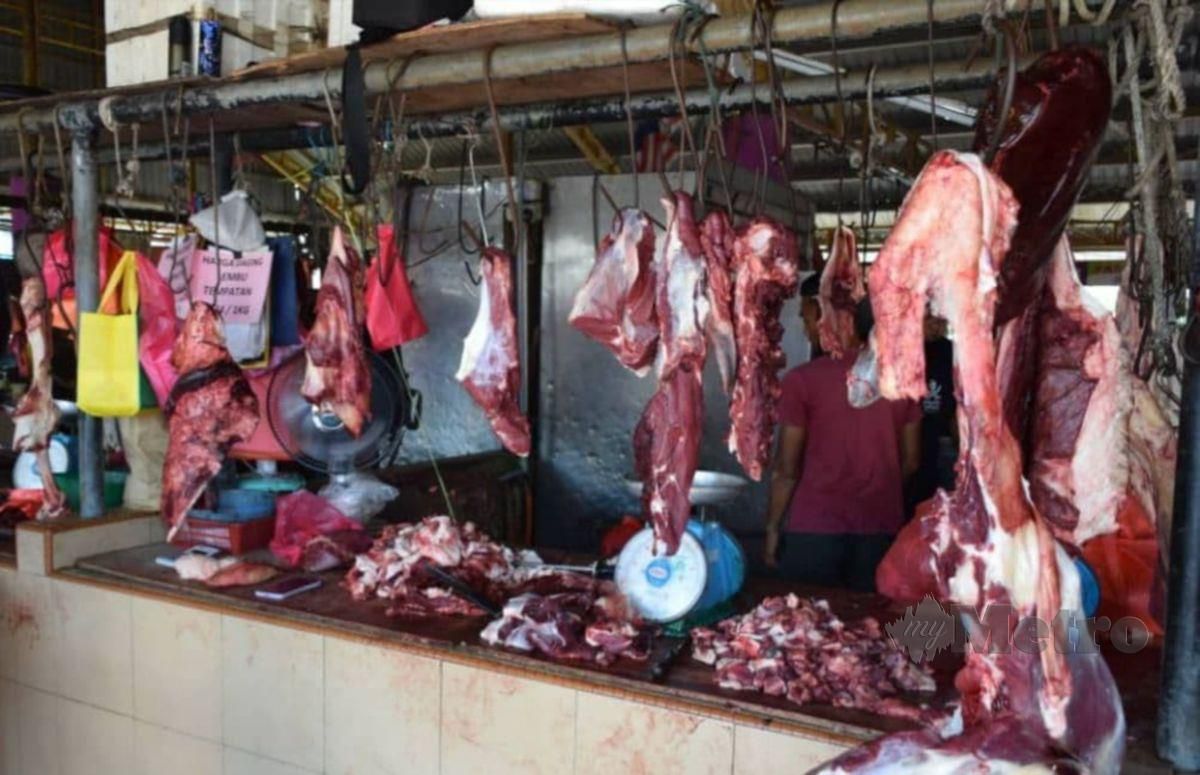 ZAABA Manja menunjukkan suasana jualan daging kurang sambutan walaupun di jual pada harga RM 34 sekilogram di pasar besar Jerantut.  FOTO Roselan Ab Malek