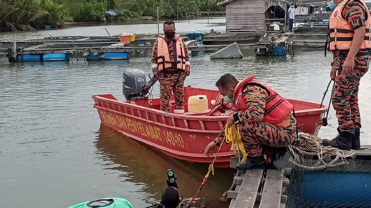 ANGGOTA bomba Balai Bomba dan PPDA sedang melakukan operasi mencari dan menyelamat (SAR) kanak-kanak yang dipercayai lemas di kawasan ternakan ikan sangkar di Sungai Selut, Semerak. FOTO Nor Amalina Alias