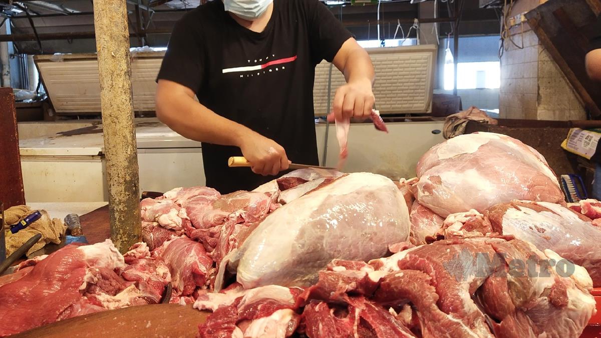 PENIAGA daging lembu di Pasar Besar Ipoh, Mohamad Khidir Azim Ahmad Nizar, 28. FOTO Muhammad Zulsyamini Sufian Suri